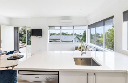 Northcote Apartment | Sensational North Shore Retreat | WiFi | Netflix