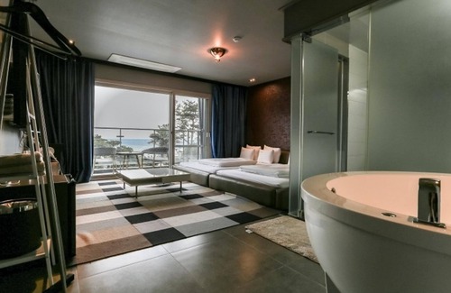 Pyoseon House | Seogwipo Black Land Lace Spa Pension