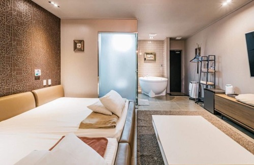 Pyoseon House | Seogwipo Black Land Lace Spa Pension