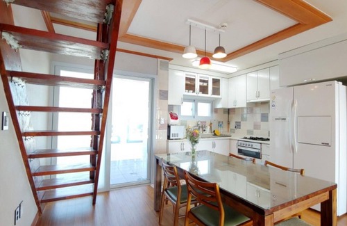 Pyoseon House | Seogwipo Jijunghae Pool Villa Pension