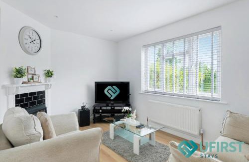 Woodthorpe House | Serene 3BR House - Hot Tub - Near Castle, QMC - City Centre & Trent Bridge - Free WiFi & Parking - Sleeps 6