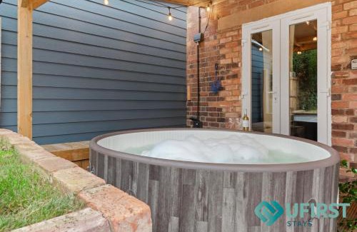 Woodthorpe House | Serene 3BR House - Hot Tub - Near Castle, QMC - City Centre & Trent Bridge - Free WiFi & Parking - Sleeps 6