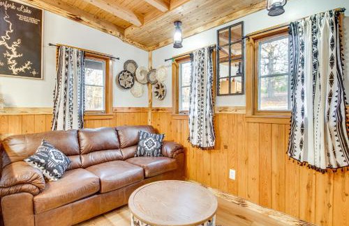 Elizabeth Apartment | Serene and Cozy Studio Cabin Walk to Norfork Lake!