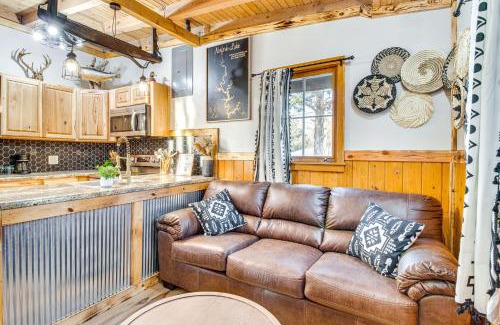 Elizabeth Apartment | Serene and Cozy Studio Cabin Walk to Norfork Lake!