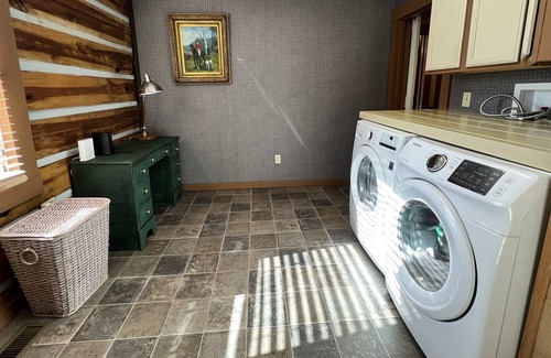 Irvine Cabin | Serene, beautiful views w/ hot tub, fully equipped-20 minutes to Attractions