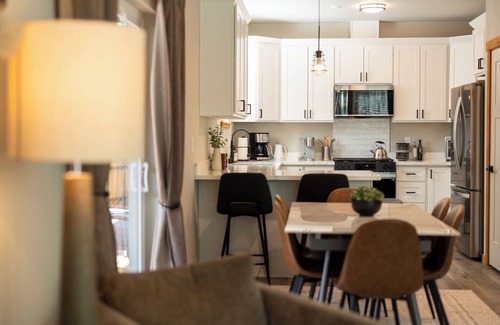 Ashford Cabin | Serene cabin with AC in charming Ashford- Hot tub- EV- King Bed-Outdoor Games