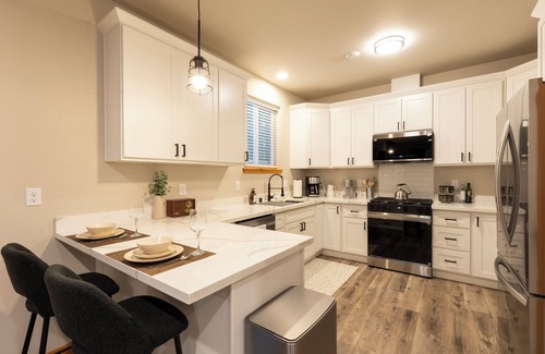 Ashford Cabin | Serene cabin with AC in charming Ashford- Hot tub- EV- King Bed-Outdoor Games