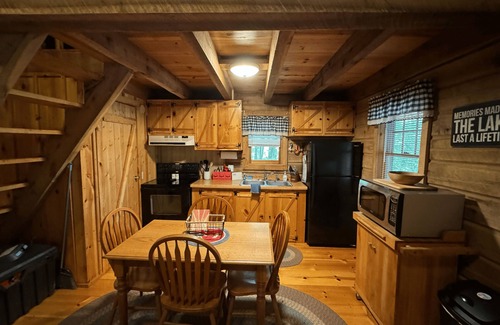 Flat Hollow Marina Cabin | Serene cabin with dock/swim platform in charming Speedwell