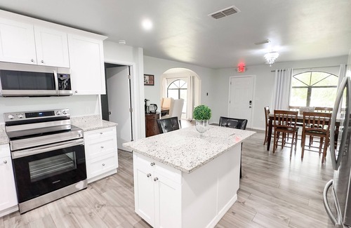 Vero Lake Estates House | Serene & Clean family home in Vero Beach - 10 minutes from Beach!
