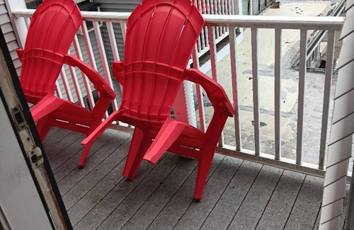 Rockland Condo | Serene condo with AC in charming Rockland on the bay !