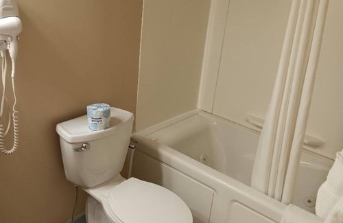 Rockland Condo | Serene condo with AC in charming Rockland on the bay !