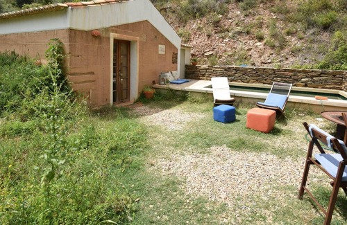 Troviscais Cottage | Serene Cottage in São Luís with Barbecue