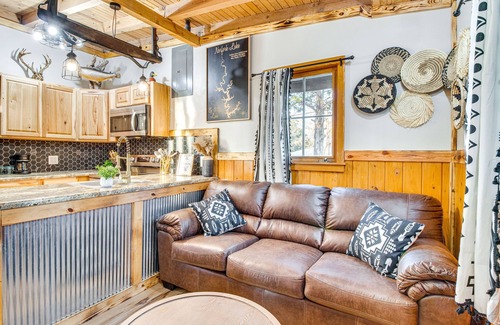 Elizabeth Apartment | Serene & Cozy Studio Cabin: Walk to Norfork Lake!