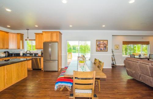 Meadow Lakes House | Serene Four Bedroom Lakefront Home