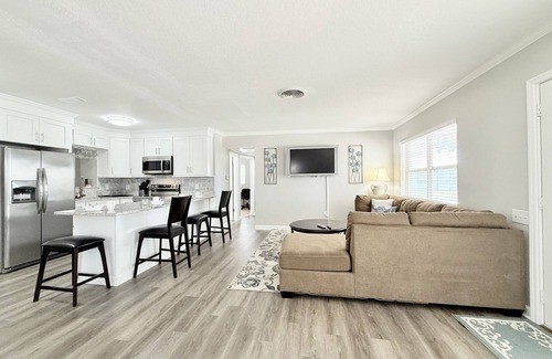 Pinellas Park House | SERENE HOME:WASHER/DRYER-BBQ- NEAR BEACH/LAKE/PARK/MUSEUM/RESTAURANT/AIRPORT!