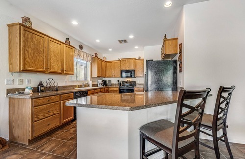Gold Canyon House | Serene home with mountain views, enclosed yard, patio, grill & AC - near golf