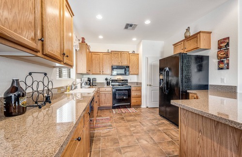 Gold Canyon House | Serene home with mountain views, enclosed yard, patio, grill & AC - near golf