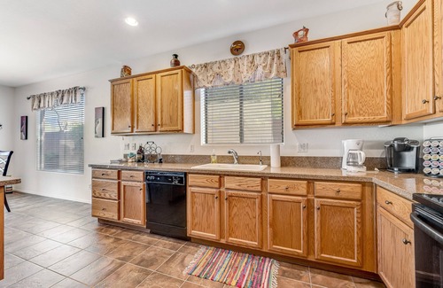 Gold Canyon House | Serene home with mountain views, enclosed yard, patio, grill & AC - near golf