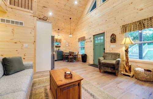 Williamstown Cottage | Serene Kentucky Cabin w/Fireplace + Fire Pit!