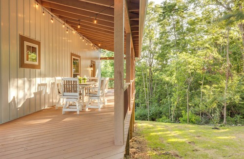Williamstown Cottage | Serene Kentucky Cabin w/Fireplace + Fire Pit!