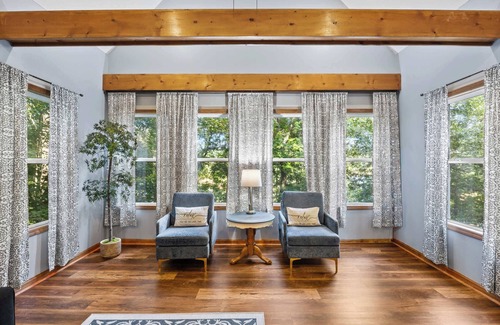 Se Ree House | Serene Lakefront Getaway | Perfect for Groups!