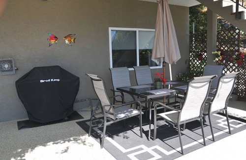 Central Okanagan House | Serene, modern suite with spectacular lake views