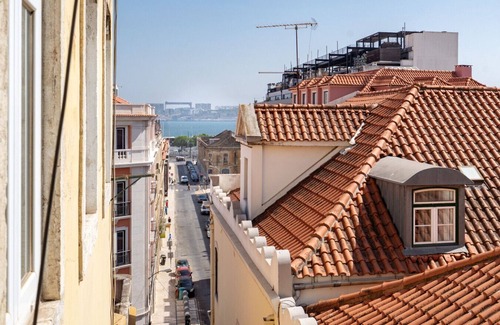 Misericordia Apartment | Serene Nest in Lisbon Old Town