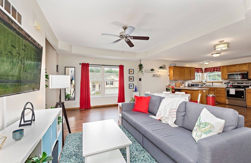 Raymore House | ⭐️ Serene Oasis ✅ 3 King Beds ✅ Fast Wifi ✅ Free Parking