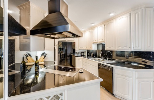 Santa Ana Heights Apartment | Serene ocean-view condo with tennis, pool, hot tub & balcony - snowbird-friendly