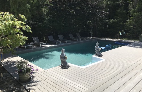 East Hampton House | Serene One Level Contemporary with FIVE STAR amenities. Walk To Private Beach.