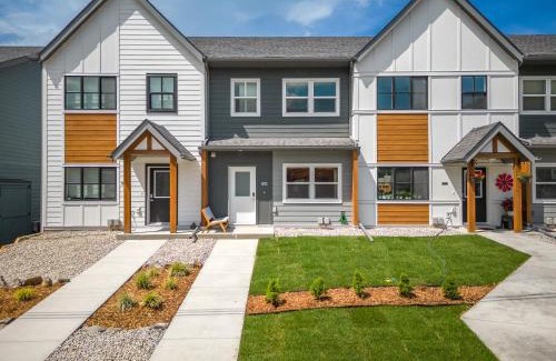 East Kootenay Apartment | Serene Peaks, Private Hot Tub, Peaceful