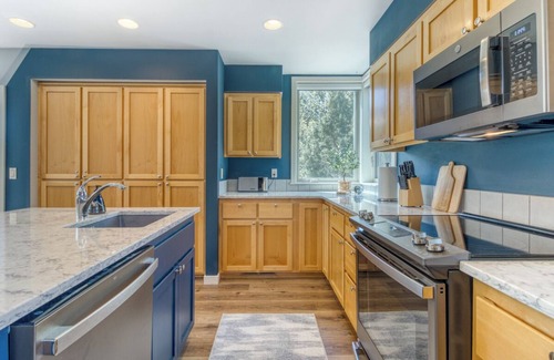 Redmond House | Serene & Relaxing Resort Retreat - 3 Golf Courses, 3 Pools, Pickleball