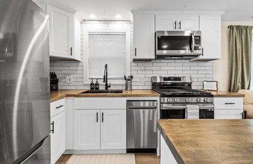 Cheektowaga House | Serene, Renovated 2BR near Airport w/Yard