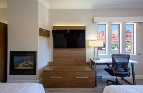 Sedona Hotel | Serene Sedona Queens retreat with Fireplace - Cozy Escape for Families & Friend