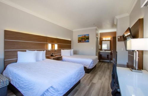 Sedona Hotel | Serene Sedona Queens retreat with Fireplace - Cozy Escape for Families & Friend