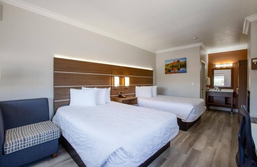 Sedona Hotel | Serene Sedona Queens retreat with Fireplace - Cozy Escape for Families & Friend