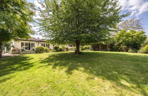 Staines House | Serene spacious room (double) in gorgeous bungalow on river near Thorpe park and Holloway University Egham