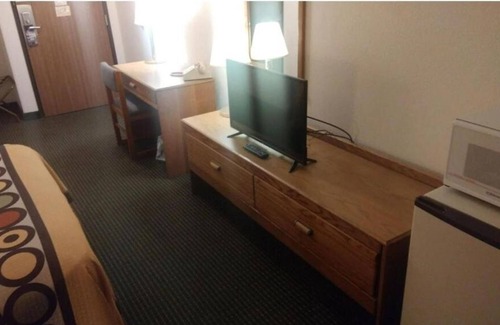 Wautoma Hotel | Serene Unit Near Airport, Nordic Mountain + Parking Included