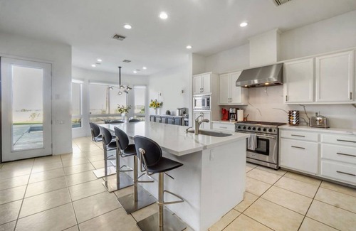 Magnesia Falls Cove House | Serene Volleyball Estate w/Majestic Views Pristine