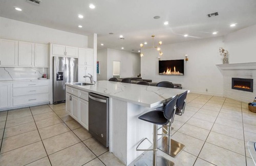 Magnesia Falls Cove House | Serene Volleyball Estate w/Majestic Views Pristine