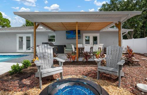 West Bradenton House | Serenity by the Sea! Cozy pool home with putting green & fire pit!