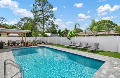 West Bradenton House | Serenity by the Sea! Cozy pool home with putting green & fire pit!