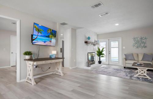 West Bradenton House | Serenity by the Sea! Cozy pool home with putting green & fire pit!