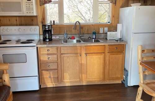 Branson Cottage | Serenity Falls Cabin includes 2 bedrooms (1 with a queen size bed and 1 with a full size bed), 1 fut