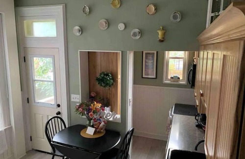 Lancaster House | SERENITY IN THE CITY - 5 BR College Ave by F & M