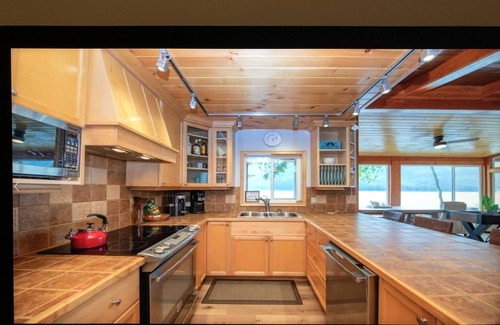 North Okanagan House | Serenity LakeHouse on Mabel Lake - Hot tub & 105 feet of beach