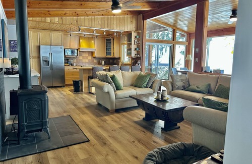 North Okanagan House | Serenity LakeHouse on Mabel Lake - Hot tub & 105 feet of beach