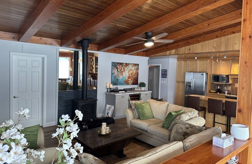 North Okanagan House | Serenity LakeHouse on Mabel Lake - Hot tub & 105 feet of beach