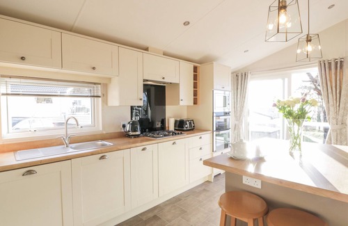 Wemyss Bay Cottage | SERENITY LODGE, family friendly, with a garden in Wemyss Bay