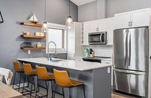 East Kootenay House | "Serenity Shores" Mins to Lake |King Bed |10 Guests